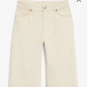 Monki jeans, Yoko - Säljer dessa då de aldrig kommer till användning och är på gränsen till att vara för korta för mig som är 165. Använda ett fåtal gånger så de är inte slitna. Strl 24/xs. Nypris 400. Kp för mer😊