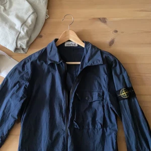 Stone island overshirt storlek M  - Blå Stone island jacka/overshirt använd en del skick 7/10