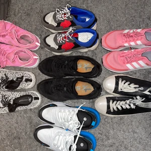 Skorna - Skor använda vissa mer än andra men i bra skick, allt för priset av 400kr.  OBS!  De säljs inte separat.  UPPHÄMTNING VID DÖRREN