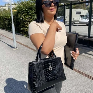 Guess väska  - Köpt i somras använd typ 4 gånger 