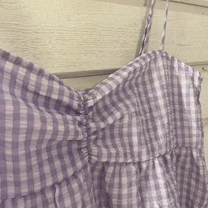 Lilavit klänning från H&M💕 - Aldrig använd och har även prislappen kvar. Storlek 38 