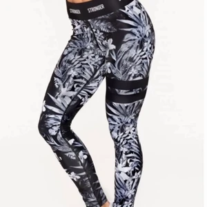 Stronger tights   - Säljer mina stronger tights som är i väldigt fint skick! Inga skråmor eller brister i tightsen. Jag är 164cm och dessa passar mig perfekt, de är i storlek xs. Nypris: 799kr