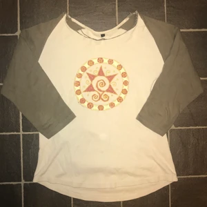 Cool topp - Cool trekvarts ärmad topp med tryck! Snygg att ha off-shoulder. Är L men passar definitivt mindre storlekar. Skriv för fler bilder!