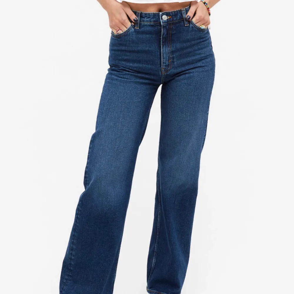 säljer mina yoko jeans ifrån monki i färgen washed indigo då dom blivit för korta för mig. . Jeans & Byxor.
