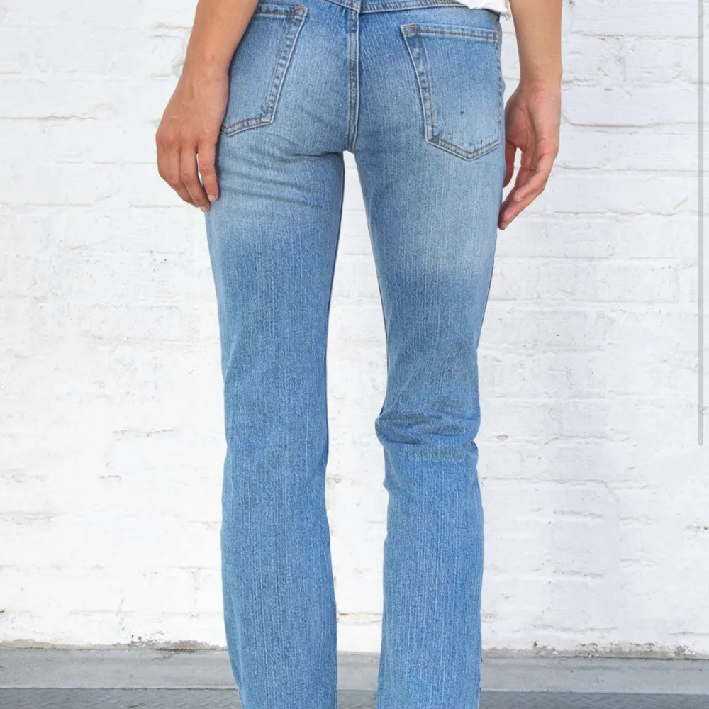 Säljer mina fina lågmidjade brandy Melville jeans som knappt är använda. Säljer dem bara för jag har för många liknande. Modellen är lidwina jeans och de kostar ungefär 400kr nya. De passar en 34 eller liten 36 skulle jag säga. Köparen står för frakten ❤️. Jeans & Byxor.