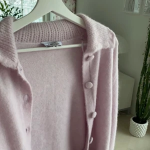 Pastell lila kofta - Säljer en super fin kofta som tyvärr aldrig kommit till användning. Materialet är jätteskönt då det är mjukt och stickat i ull från other stories i modellen ”Paris Atelier” 💞💞💞 nypris: 499kr !! (den rätta färgen är på de två första bilderna, den sista bilden togs endast för att man ska kunna se hur den ser ut där nere) 🙌🏼💞 Tar ej bud under 200kr