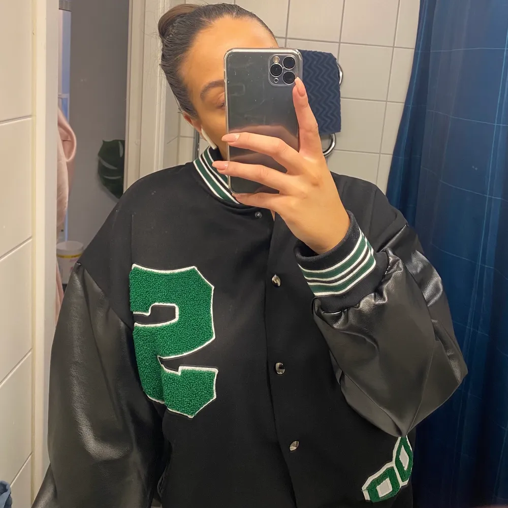 Säljer en oversized varsityjacka, även kallad collegejacka från Boohoo.com i storlek 40 (L). Använd endast en gång så i nyskick. Köpt för 576 kr. Kvitto finns. Jackor.