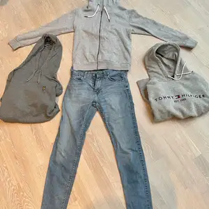 Nyskick! Hollister Jeans: 100kr. Storlek W28 och L30. Reserved (zip tröja): 80kr. Storlek S.                                         Tommy Hilfiger hoodie: 200kr. Storlek M.                              Lyle & scoot hoodie: 200kr. Storlek M.                                Två i ett: zip tröja + jeans = 150kr.                                      Frakt ingår inte☺️ 