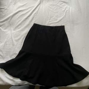 Jättefin svart kjol som går ut lite nertill/volang! Aldrig använd!💖