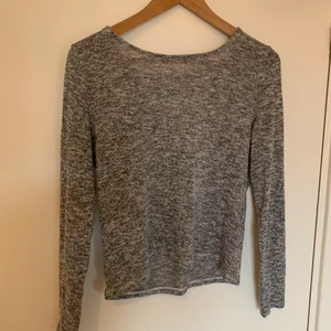 Grå tröja h&m - Jättefin grå stickad tröja från h&m med öppen rygg, endast testad så i nyskick. Fick av en släkting som också enbart testat ☺️