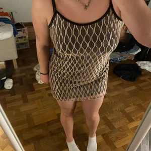 Vintage klänning - Superfin vintage klänning med fint skimrande mönster! Helt nytt skick!