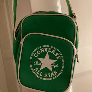 Grön converse väska. Nästan bara hängt i garderoben så dags att den kommer till användning hos någon annan
