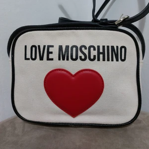 Äkta Love Moschino - Gör mig av med min väskkollektion! Använd en gång. OBS! Redan skamligt låga priser, svarar inte på prutande. Bästa vore om vi möts upp. Finns i Sthlm City. Annars betalar mottagaren frakten. Mvh Laura
