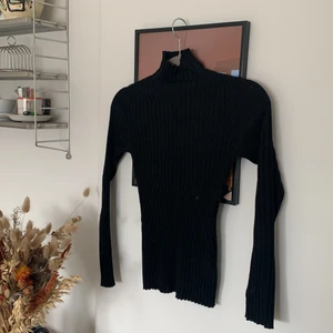 Norr stickad polo - En svart poltröja. Nyskick. 