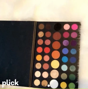 james charles paletten! - lägger återigen upp min palette fast billigare nu, pga oseriösa köpare, jag har tagit bild med blixt så ni får se strukturen och den är så pigmenterad, super rolig till sommaren och fester om man vill pimpa upp sminket, köpte den för 655kr 2019,  den är ej använd sedan dess😜😜 den har inget utgångsdatum, om det blir högt tryck kör vi bud, men jag börjar på 250kr♾ återkommer med frakt om någon är intresserad!
