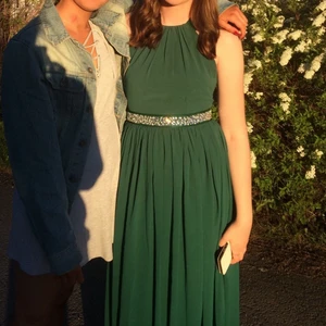 Grön balklänning - Jättefin grön balklänning från bubbleroom. Väldigt lång och endast använd en kväll. Köpt för 800kr