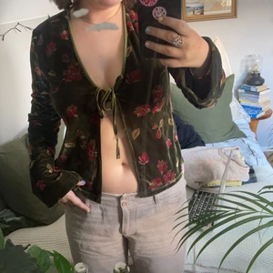 kofta i sammet - jätte fin knyt kofta i sammet från h&m i strl M. jättebra skick 