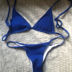 Marinblå bikini - Har inte använt pga av att den var för liten på mig. Jag är en M men den skulle nog passa på någon som är xs. 