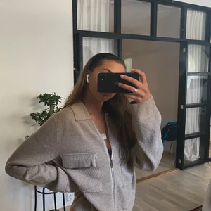 Vintage kofta/jacka - Supermjuk och skön! Har både använt som kofta och lite overshirt/jacka-aktigt. Köpt secondhand & i fint skick 😊