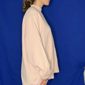 h&m sweatshirt  - worn a handful of times. light pink sweatshirt in size L. i have failed to style this how i had in mind, but maybe you can do better 😋 (price without shipping) 