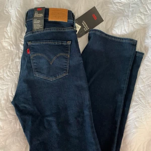 Levi’s 314 shaping straight - Helt oanvända jeans. Storlek: 28 x 32. Mid Rise och straight. Nyskick 