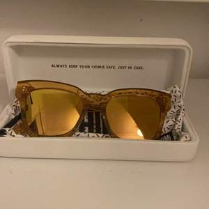 Superfina solglasögon från Chimi i modell #005 (orginalpris 1000kr). Det är en 😉 svag cateye som är jättesnyggt på alla andsiktformer😻 Färgen på bågarna är i Peach vilket är varm brun/orange! Säljer dem för att fick två par solglasögon i födelsedagspresent, så de är knappast använda☀️✨