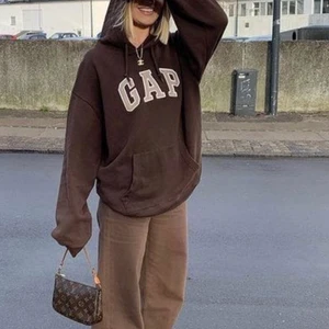 Brun gap hoodie - Super trendig brun gap hoodie, den är i bra skick förutom lite ludd på Gap loggan. Första bilden är lånad men det är en exakt likadan tröja fast denhär är storlek xs!🤎            