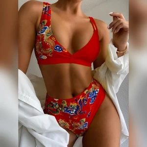 Snygg röd bikini - Säljer den här fina bikini då den inte var i rätt storlek har endast provat toppen, bikinin är strl S men passar även XS och för någon med lite mindre bröst då toppen inte är jätte stor. Köparen står för frakten ✨