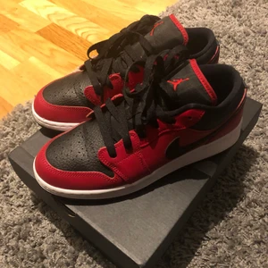 Jordan low junior - Jordan low junior, använda 1 gång pågrund av att jag inte tyckte om färgen på mig. Nypris 899. Mitt pris 599