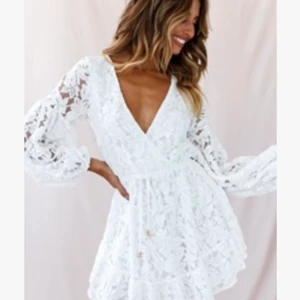 VIT/Studentklänning strl S - En vit klänning i helt nytt skick, endast provad. Strl S och sitter väldigt fint på:) säljer då jag beställde hem flera olika och hann inte returnera! NY pris: 700kr 