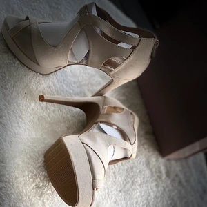 Pumps  - Oanvända pumps i storlek 39 klackhöjden:11.5 cm plathöjden 3 cm.