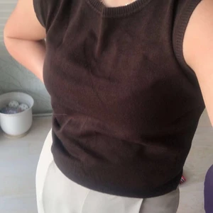 Brun väst - Superfin brun vintage väst. Den perfekta färgen och asfin nu när det börjar bli lite varmare ute. Strl M men sitter mer som en S