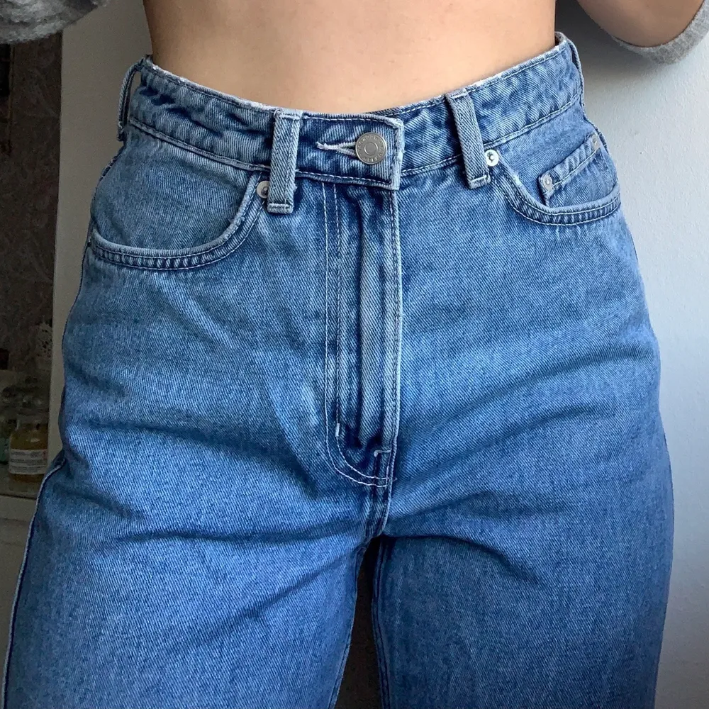 Skitsnygga jeans från Weekday i Row modellen. Inköpta för några år sen men ser så gott som nya ut! De är i färgen sky blue och i storlek 27/32! Går bra att mötas upp i Umeå annars står köparen för frakten🍀. Jeans & Byxor.