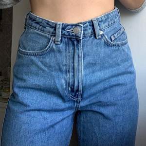 Skitsnygga jeans från Weekday i Row modellen. Inköpta för några år sen men ser så gott som nya ut! De är i färgen sky blue och i storlek 27/32! Går bra att mötas upp i Umeå annars står köparen för frakten🍀