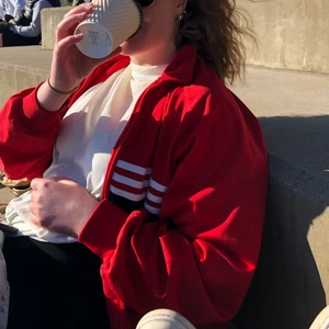 Adidas vårjacka  - Asball röd adidasjacka, perfekt nu till våren! 🌻 I mycket fint skick! Inga hål, fläckar eller liknande. Obs: är stor i storleken / sitter overzised för någon som vanligtvis har 36.