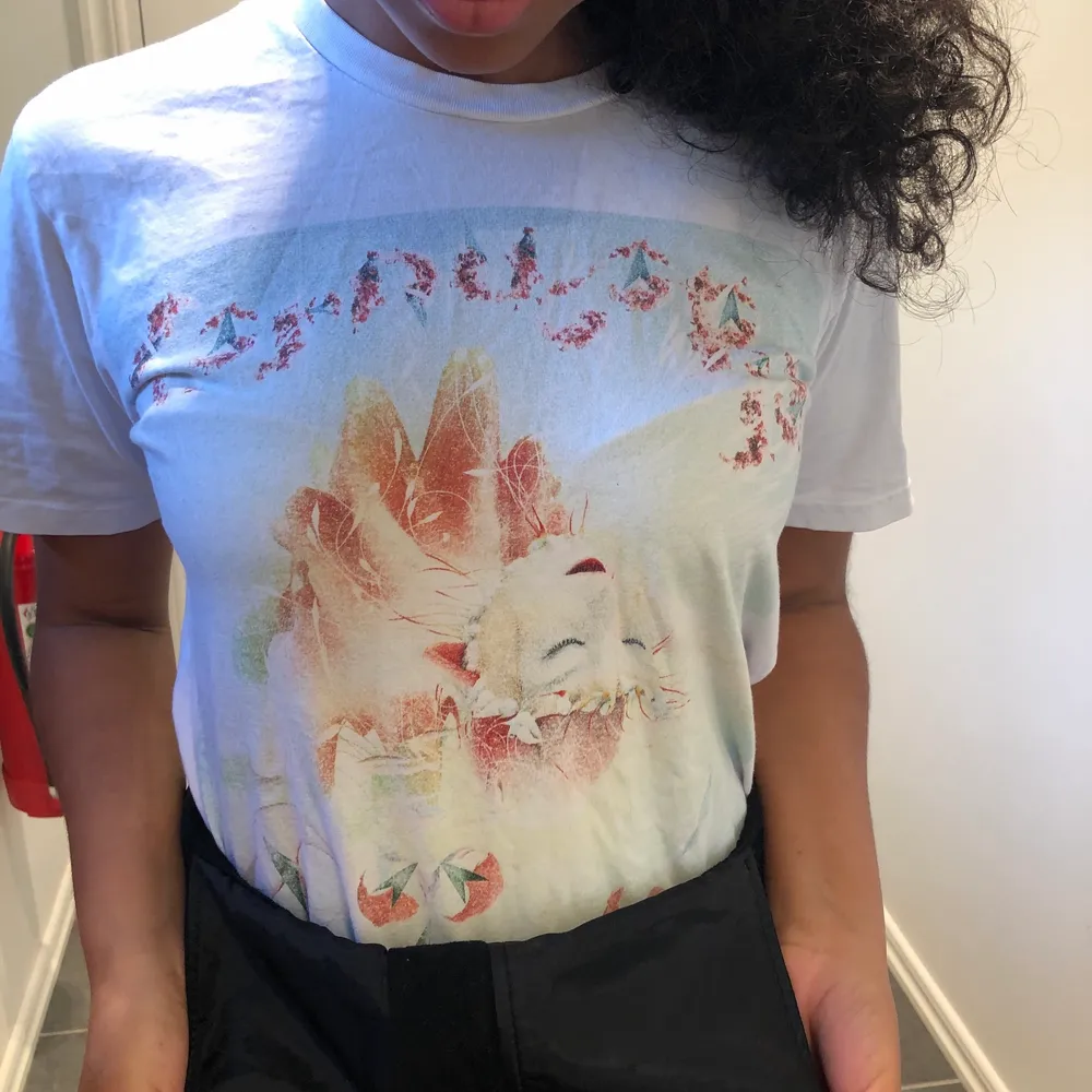 En T-shirt jag köpte på Björks konsert i globen 8 dec 2019. Fint skick och snygg modell. Säljer för att den numera är för liten.. T-shirts.