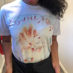 En T-shirt jag köpte på Björks konsert i globen 8 dec 2019. Fint skick och snygg modell. Säljer för att den numera är för liten.