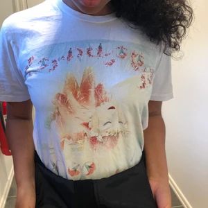 Tröja Björk cornocupia tour T-shirt  - En T-shirt jag köpte på Björks konsert i globen 8 dec 2019. Fint skick och snygg modell. Säljer för att den numera är för liten.