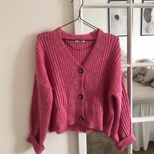 Rosa cardigan från Chiquelle  - En rosa cardigan från Chiquelle i storlek one-size. Använd ca 2-3 gånger 🌷 ord pris 399:- 