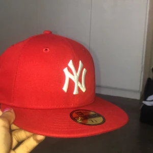 intressekoll på min fitted cap’ - gör en intressekoll på min fitted cap som knappt är använd, kan tänka mig att byta den mot en annan färg!🙄 annars kör jag fast pris 350kr kan möjligtvist sänka vid snabbare affär, annars bud eller byte😜😜 byter som sagt HELST mot en annan färg⚡️⚡️
