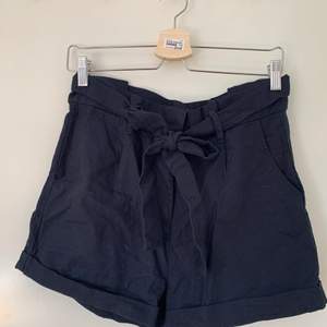 Supersnygga marinblåa shorts, högmidja med ett snyggt bälte man kan knyta! Från Lager 157. Tycker dem är så snygga men passar tyvärr inte mig:( Storlek S!
