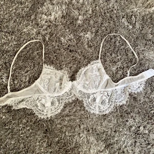 Bralett💓 - En super söt och fin bralette köpt ifrån na-kd med bygel!💓 den är bara använd några enstaka gånger så den är i väldigt bra skick! 