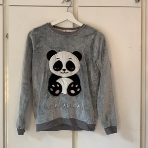 Mys tröja  - Säljer denna jätte mjuka tröjan som är ifrån Cubus. Är i storlek XS. Vet inte riktigt vad nypriset är men mitt pris är 60kr. Köparen står för frakten🍇