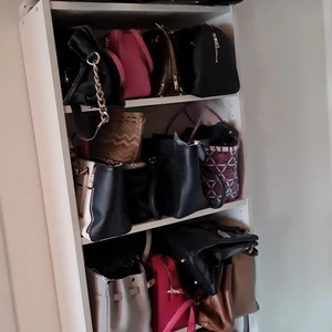 Söker nån som vill sälja väskor åt oss - Hej, är du en person som är bra på att sälja via nätet? Vi är ett par som har för många dam väskor som behöver säljas bort. Vi är inte så bra på att sälja och inte sociala mediapersoner samt det tar upp för mycket tid att göra det så om du har tid och vill tjäna extra pengar så kan detta vara nått för dig. Vi har tänkt att du får 30% på varje såld väska. Om du har nån idé på upplägg så får du gärna komma med förslag. Mvh P&K