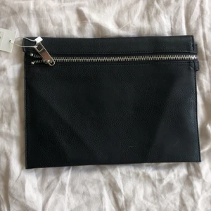 Väska - Väska/clutch, aldrig använd!🤗