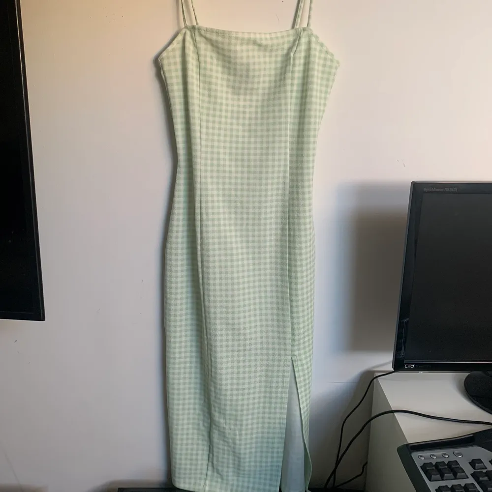 Är super fin ljusgrön somrig klänning. Denna klänning är otroligt vacker men tyvärr för liten för mig så måste tyvärr sälja den😔. Klänningar.