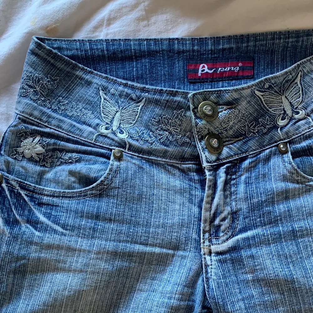 - Säljer dessa sjukt coola bootcut jeans i Y2K stilen. Det är mammas gamla jeans från 2000-talet men jag har aldrig användt dem. Det är fjärilar på både fram och baksida.🦋 Om det är flera som vill köpa den så startar jag ett bud. . Jeans & Byxor.