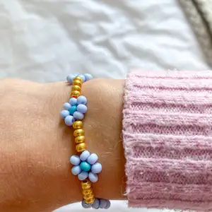 Beaded Flower Bracelet. Superfint och trendigt till sommaren! Beställ genom instagram, @JewleryByEmbla⚡️🌼