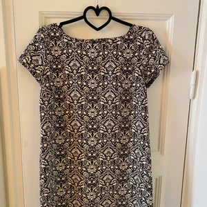 Sommarklänning från Zara Strl S - Somrig klänning i strl S från Zara Woman. Endast använd ett fåtal gånger.