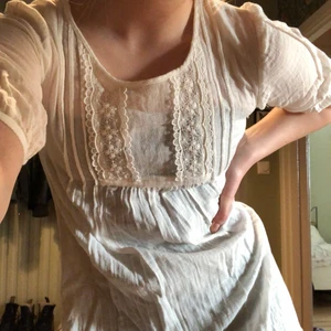 Klänning - Super söt sommar klänning som är lite lätt genomskinlig, perfekt för stranden🌞 Dessvärre ett litet hål vid halsen men inget som syns från långt håll och borde vara lätt att sy ihop💗